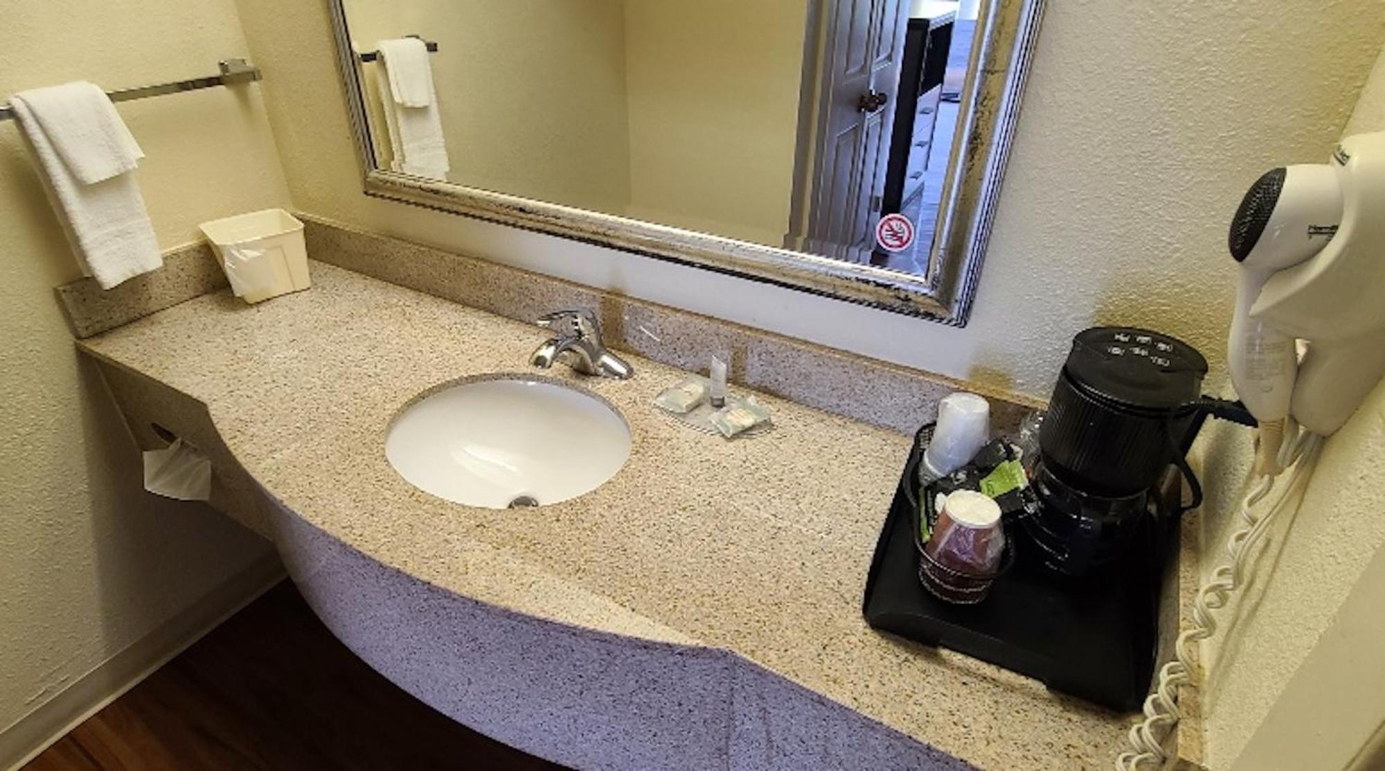 Red Roof Inn & Suites Cornelius - Lake Norman Esterno foto