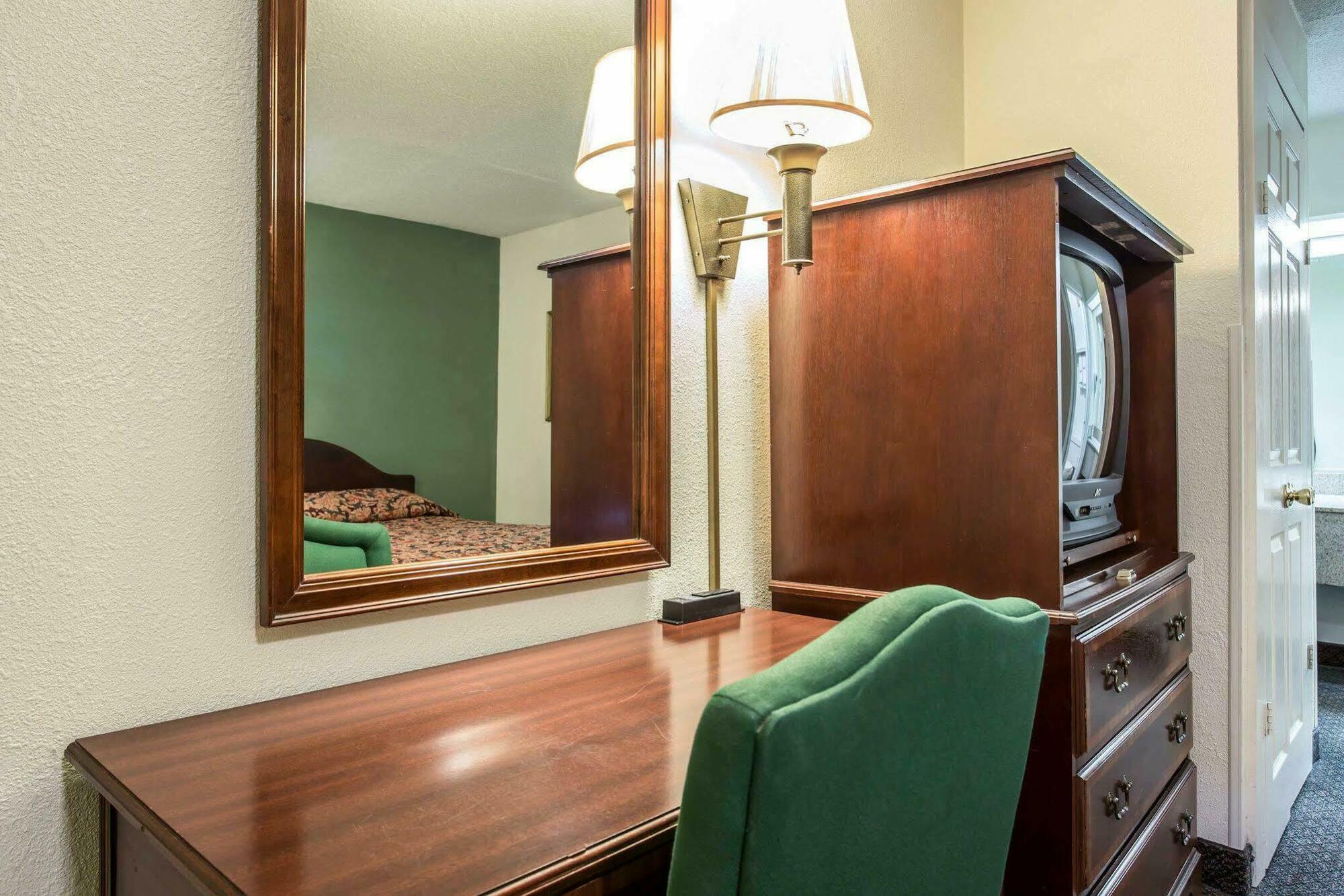 Red Roof Inn & Suites Cornelius - Lake Norman Esterno foto